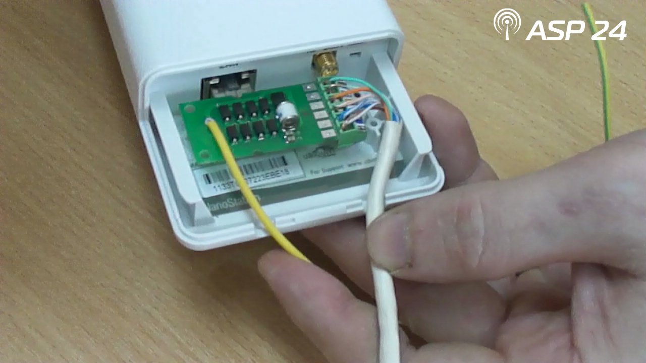   Nanostation M- NS-100-POE. 